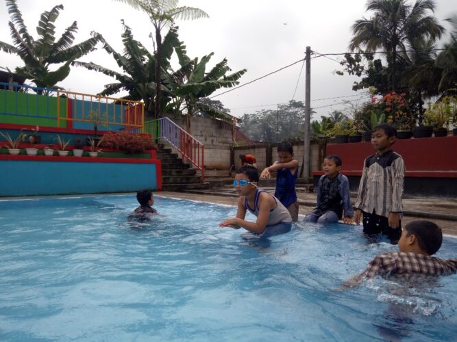 Mendampingi Anak-anak Belajar Berenang di Kolam Renang Dita Pelangi